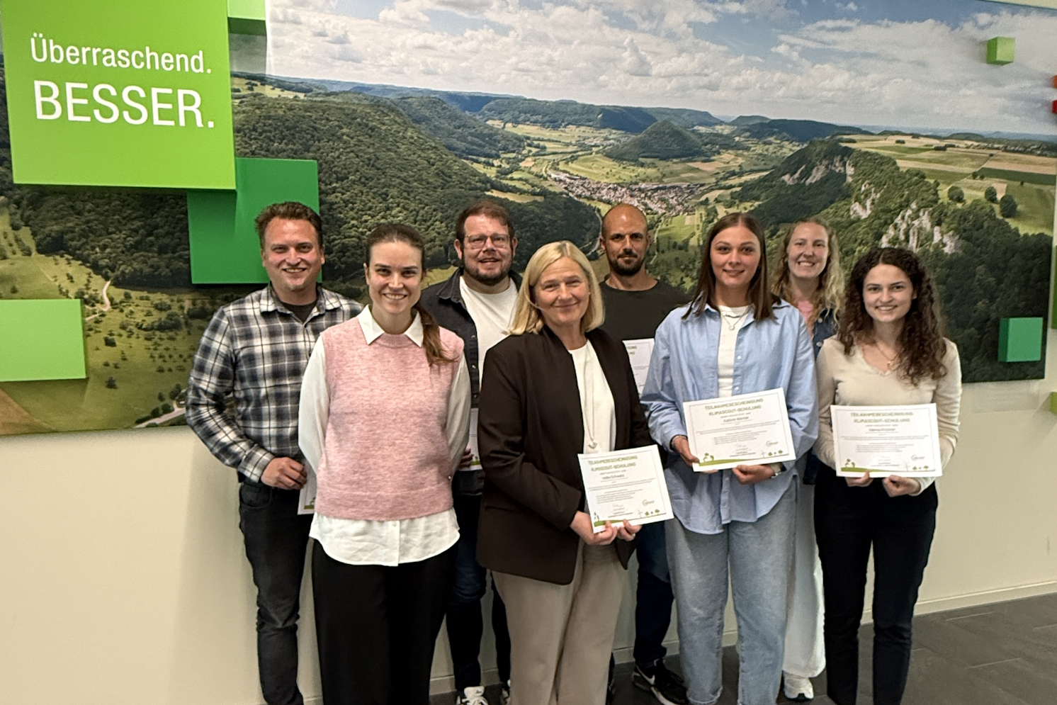 Erste Klimalotsen im Landkreis Göppingen qualifiziert – v.l.n.r.: vorn: Beatrice Greiner, Heike Schwarz, Kathrin Werner, Hanna Krückel, hinten: Marcel Pauly, Felix Stiebler, Bernd Ueding, Sarah Keil Erste Klimalotsen im Landkreis Göppingen mit Teilnehmerzertifikaten