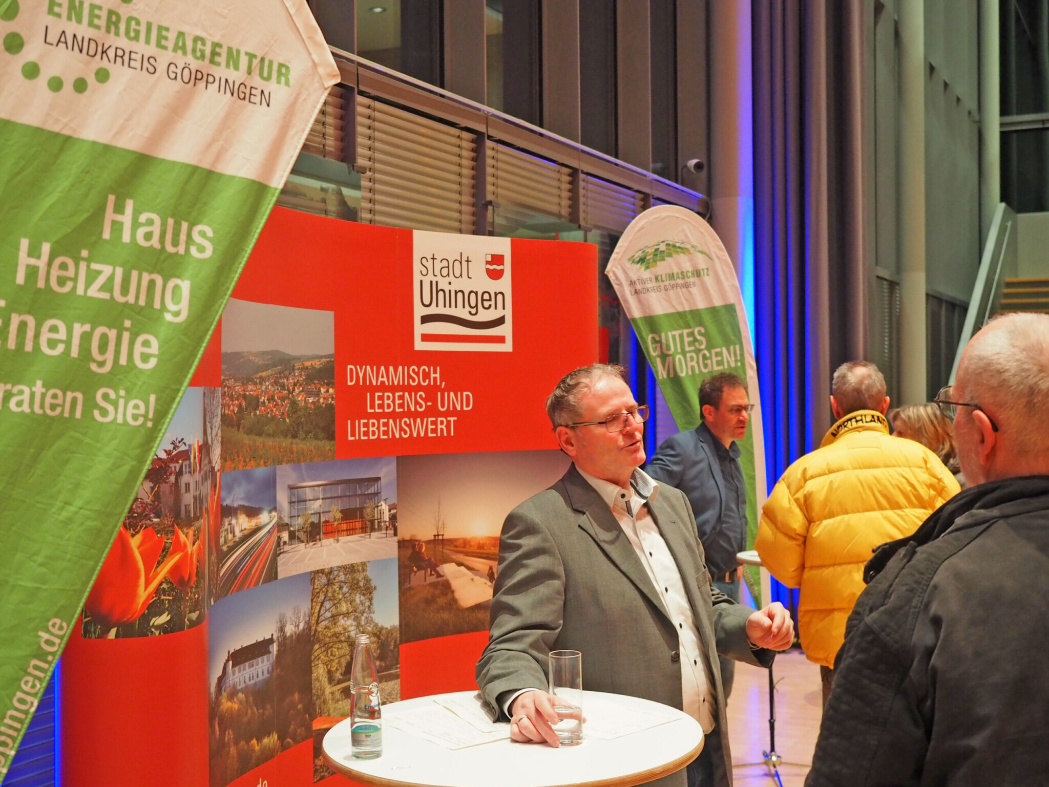 Norbert Maier (l.) und Timm Engelhardt von der Energieagentur im Gespräch mit Bürgerinnen und Bürgern. Nach dem Infoabend werden direkt Beratungstermine vereinbart. (Bild: Stadt Uhingen)