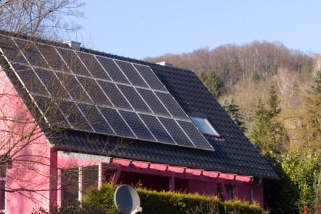 Photovoltaik auf Dach eines Wohnhauses