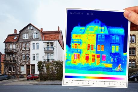 Thermographie-Aufnahmen eines Hauses zeigen deutlich, wo Wärme nach außen entweicht.