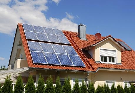 Solaranlage auf Hausdach Photovoltaik-Anlage auf dem Dach eines Einfamilienhauses